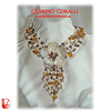 Collier con ramo di corallo centrale decorato una sinuosa montatura in oro e con rose incise in corallo bianco 