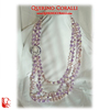 Collier con ramo di corallo centrale decorato una sinuosa montatura in oro e con rose incise in corallo bianco 