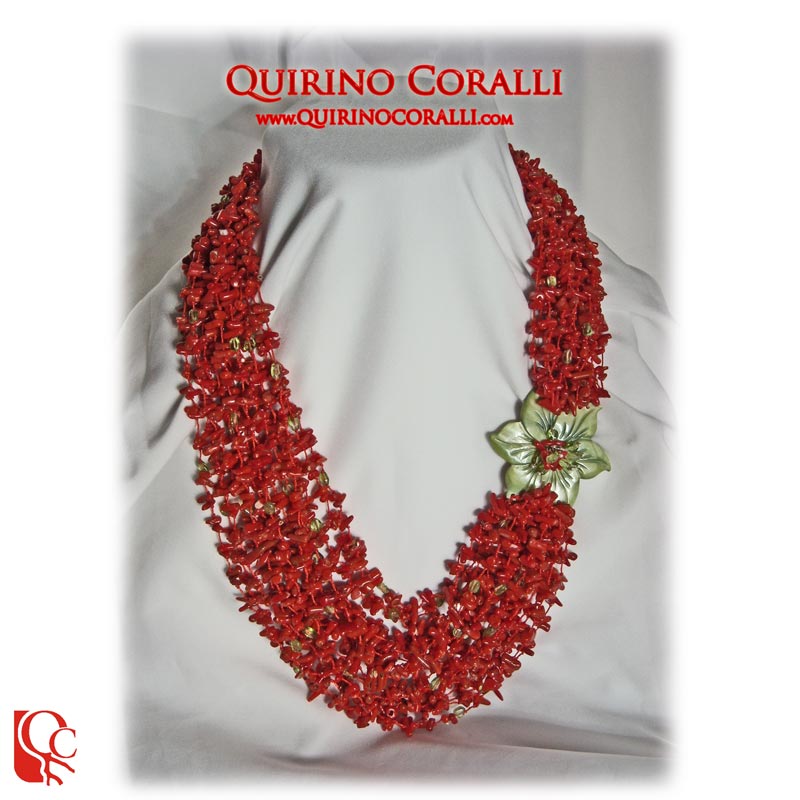 Collana con frammenti di corallo mediterraneo e fiore in madreperla