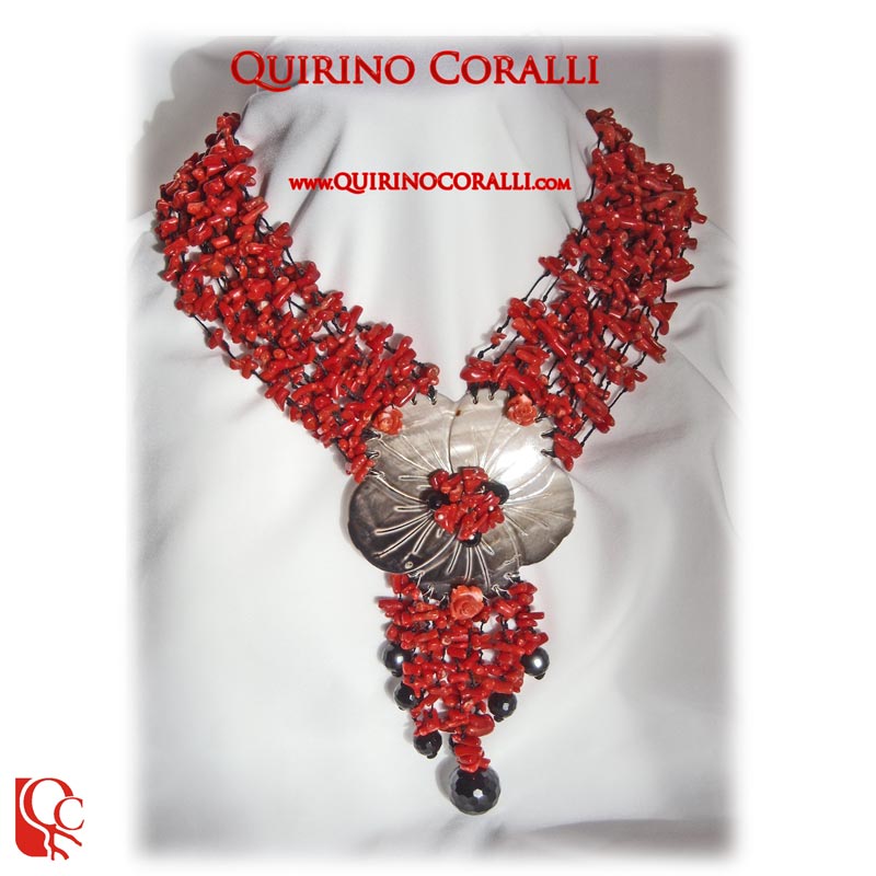 Collana con frammenti di corallo  mediterraneo,pallini d'onice e  fiore in madreperla