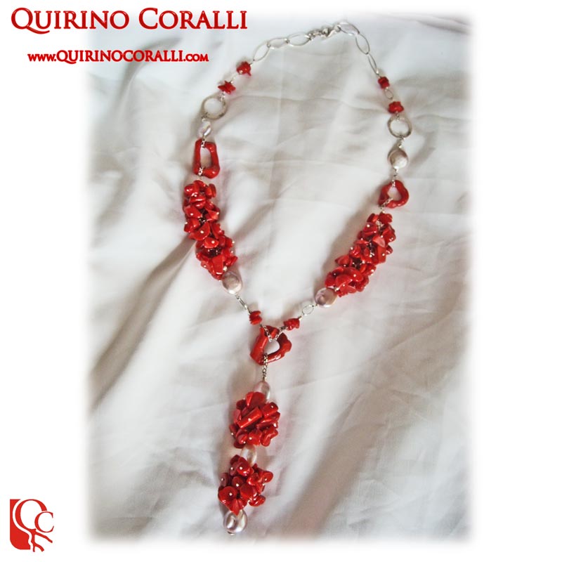 Collana con frammenti di corallo  mediterraneo,pallini d'onice e  perle