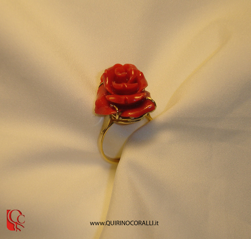 Anello in oro con rosa corallo rosso mediterraneo 