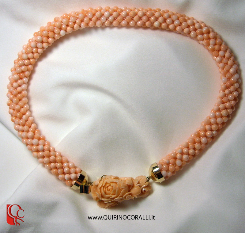 Collair con pallini corallo rosa tessito,chiusura realizzata con incisione floreale in corallo 
