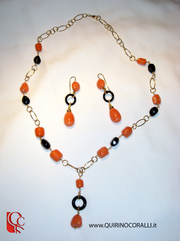 Collana e orecchini in oro con inserti di corallo salmone  