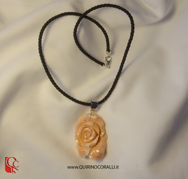 Ciondolo corallo rosa salmone con oro e laccio 