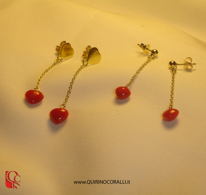 Orecchini in oro con cuoricini di corallo rosso