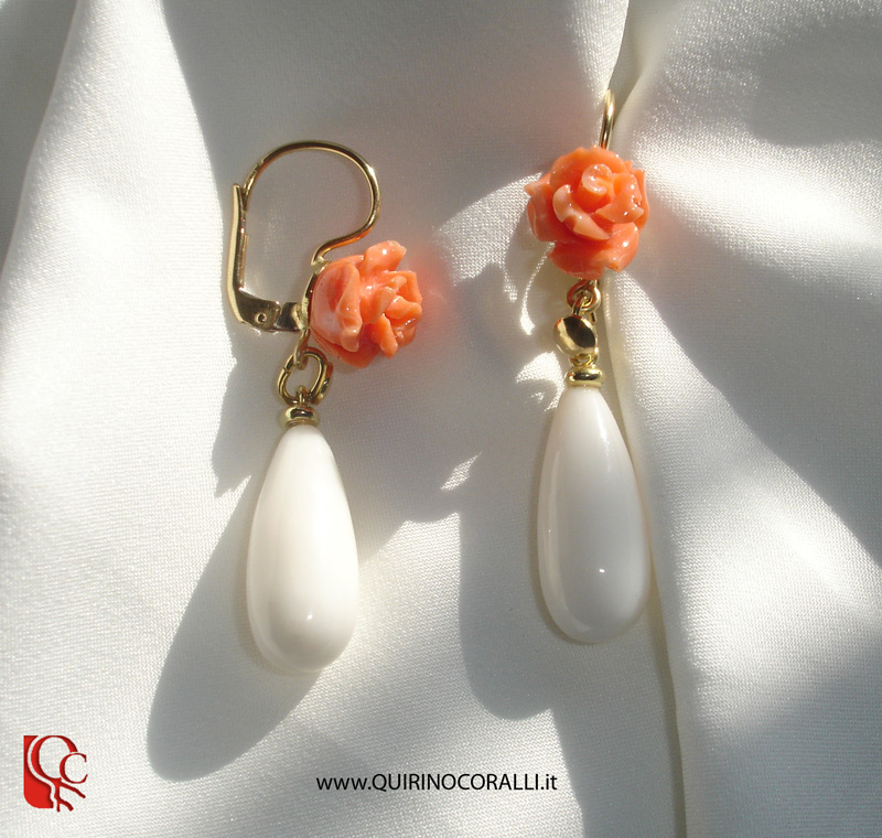 Orecchni monachella in oro con rose corallo giappone</strong> e goccia in corallo bianco