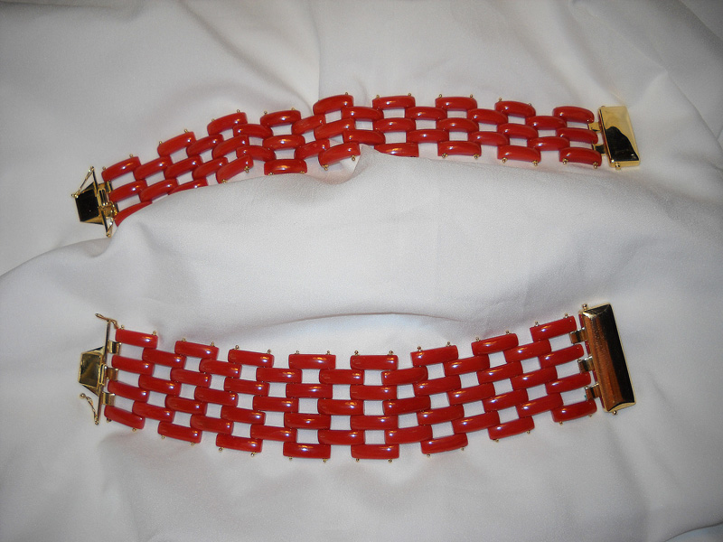 Stupendi bracciali di corallo mediterraneo, a barretta, con chiusure oro 18 Kt. 
   grande:  cm. 19 x 3 1/2  gr.48  -   piccolo:  cm. 21 1/2 x 2 1/2  gr.40