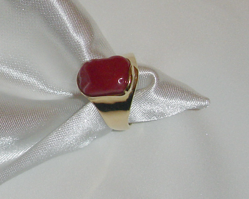 Anello etnico in oro con e corallo 