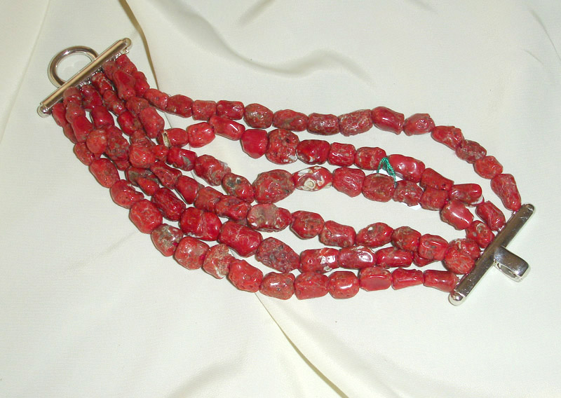 Bracciale a cinque fili  di sassi di corallo grezzo e chiusura in argento
