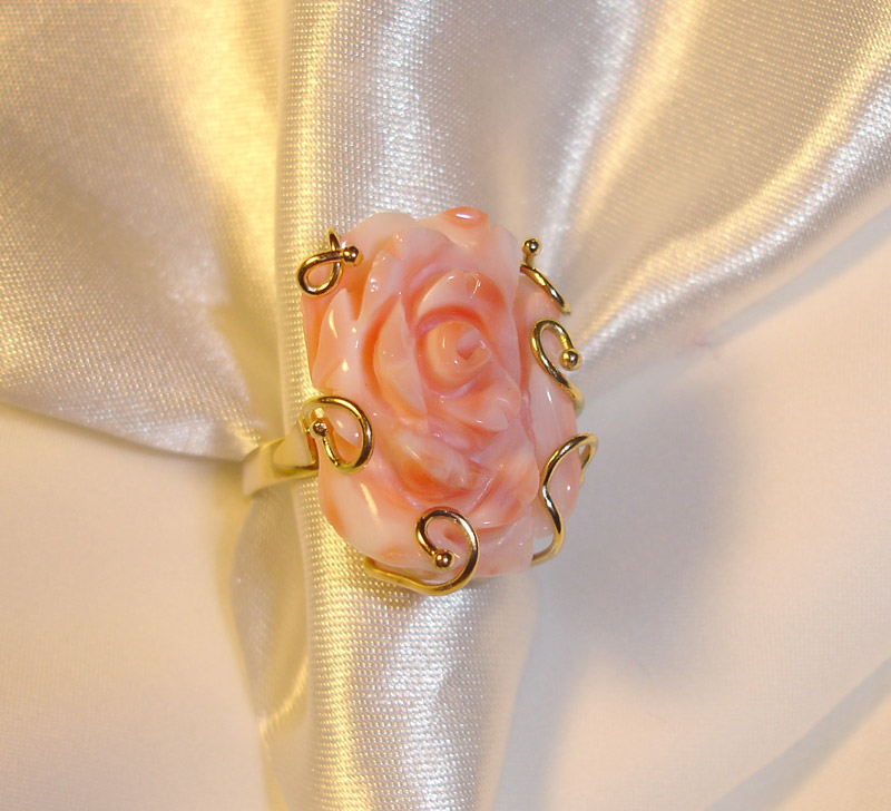 Anello in oro con rosa in corallo 