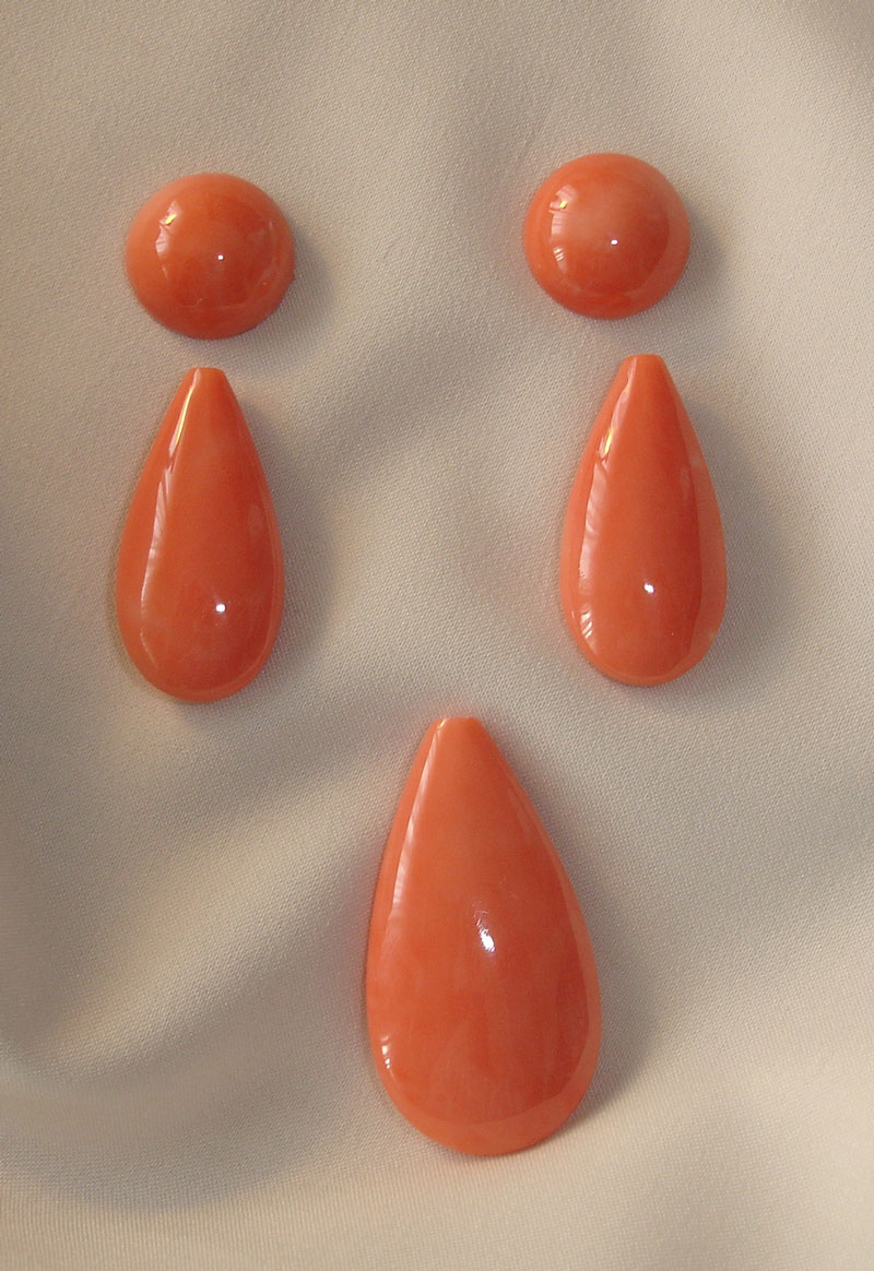 cabochon in corallo arancione smontate per la realizzazione di un centrale e di un paio di orecchini  