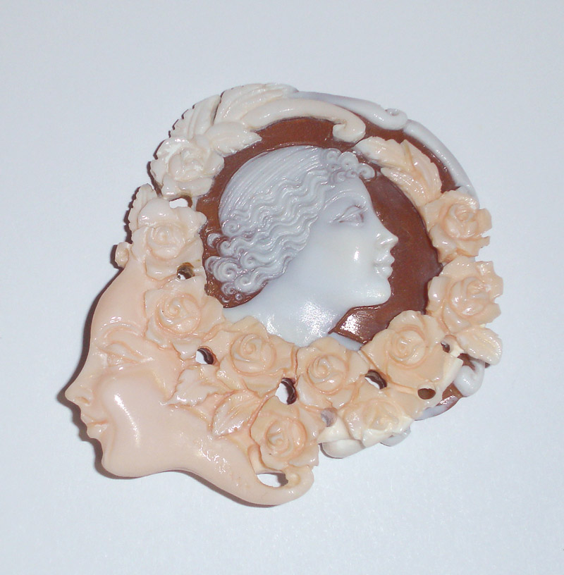 Cammeo
                        firmato di corallo rosa e conchiglia sardonica con maschere,
                        profili e fiori - inciso a TORRE DEL GRECO . Il cammeo  smontato
                        per usarlo in lavorazioni orafe di laboratori artigiani 