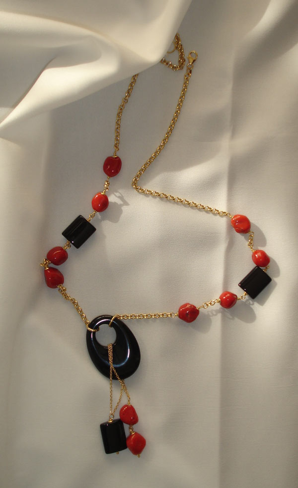 Collana in oro con inserti di corallo e onice (fa parte di una parure ) Guarda gli orecchini abbinati