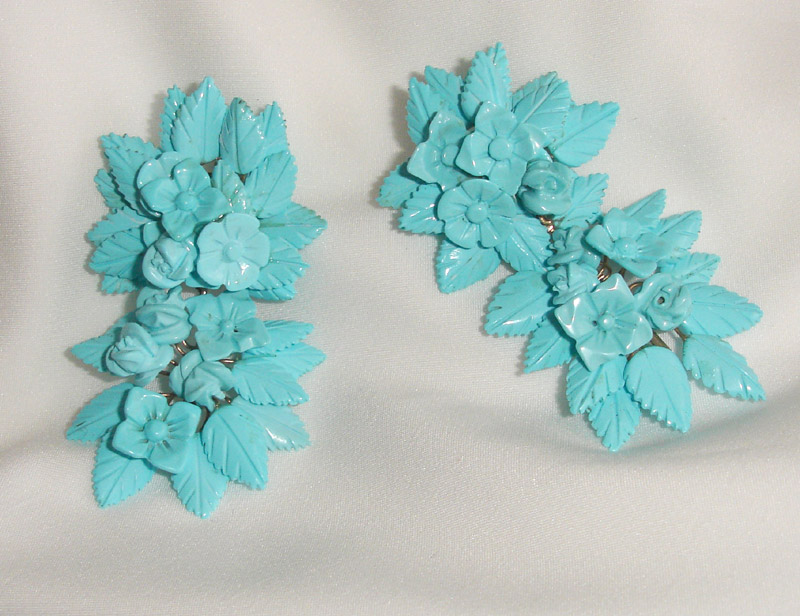 Orecchini a clips in oro con fiori e foglie in pasta di turchese