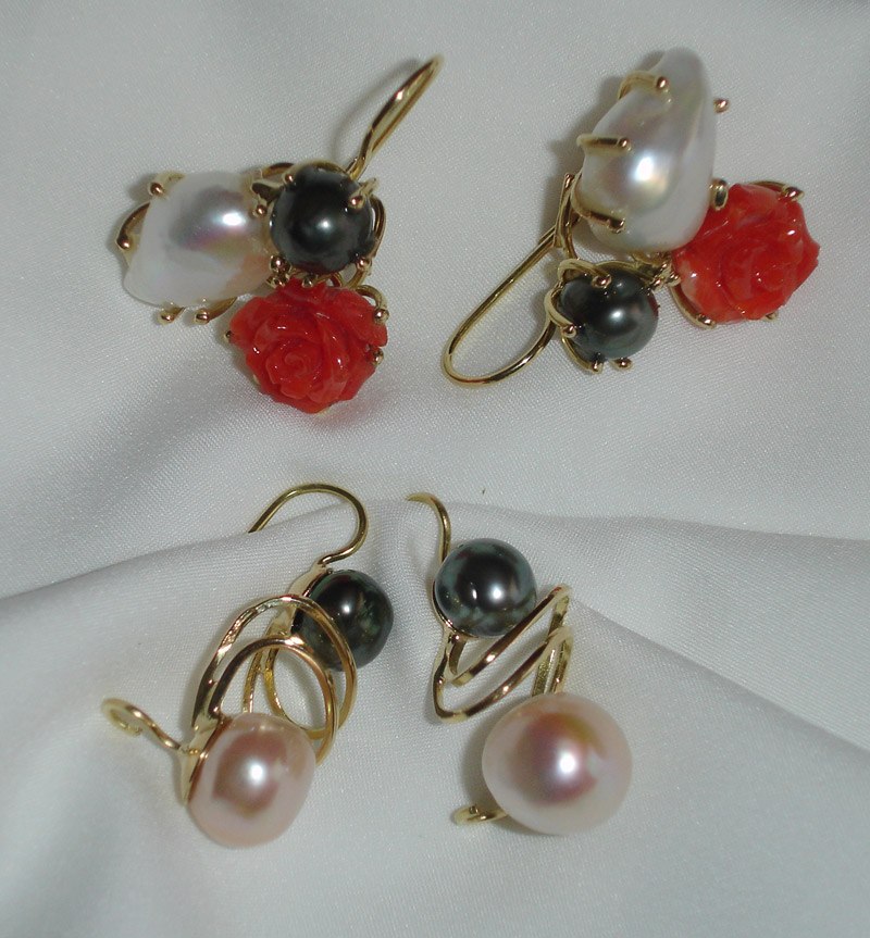 Orecchini in oro giallocon perle bianche e nere e con rosa rossa in corallo - Eleganti orecchini in oro giallo perle rosa e perle nere ( originali ) 