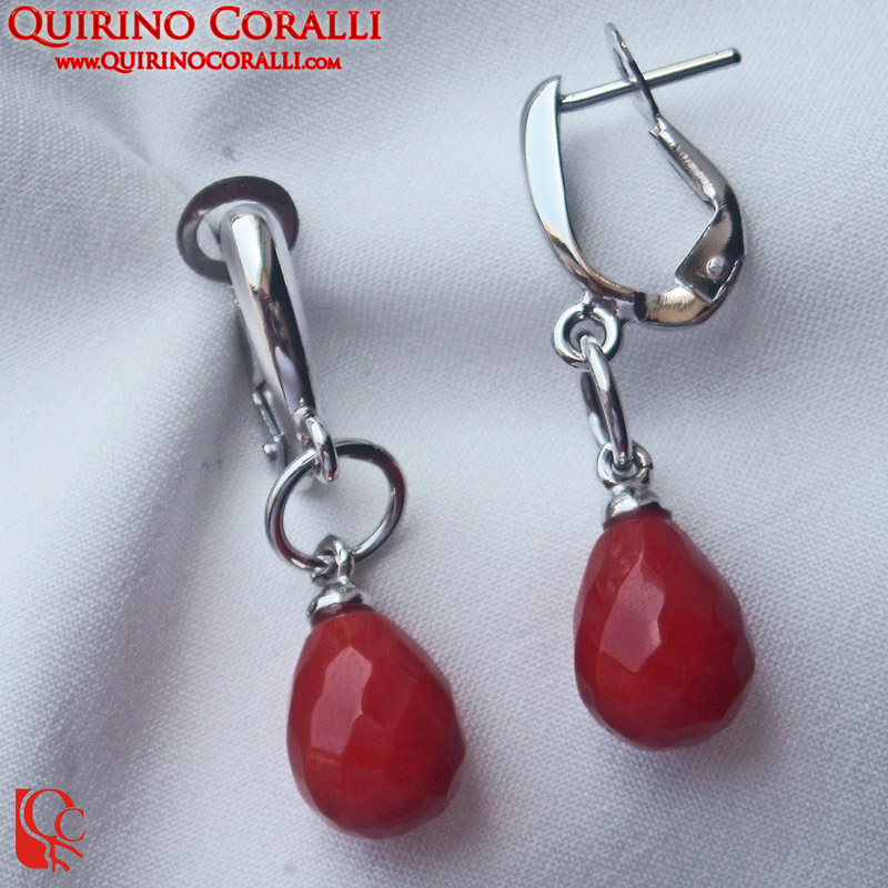 Splendidi orecchini in oro bianco e goccia di corallo sfaccettata 