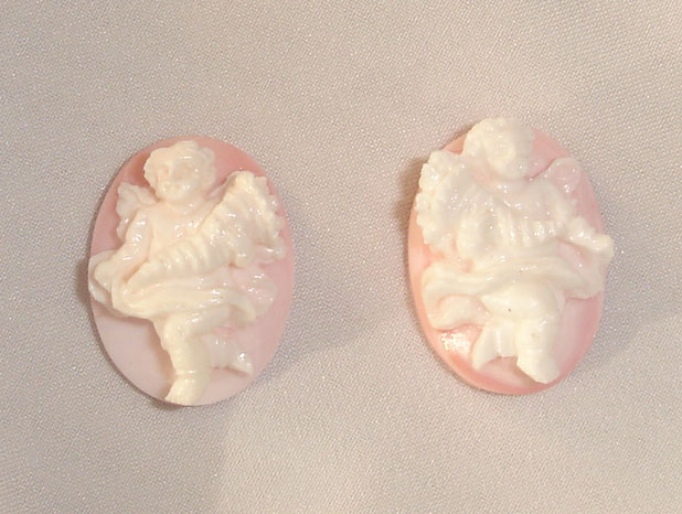 Coppia Cammei, Puttini, per orecchini, su conchiglia bianco e rosa, incisi a mano da esperti artisti artigiani di Torre del Greco